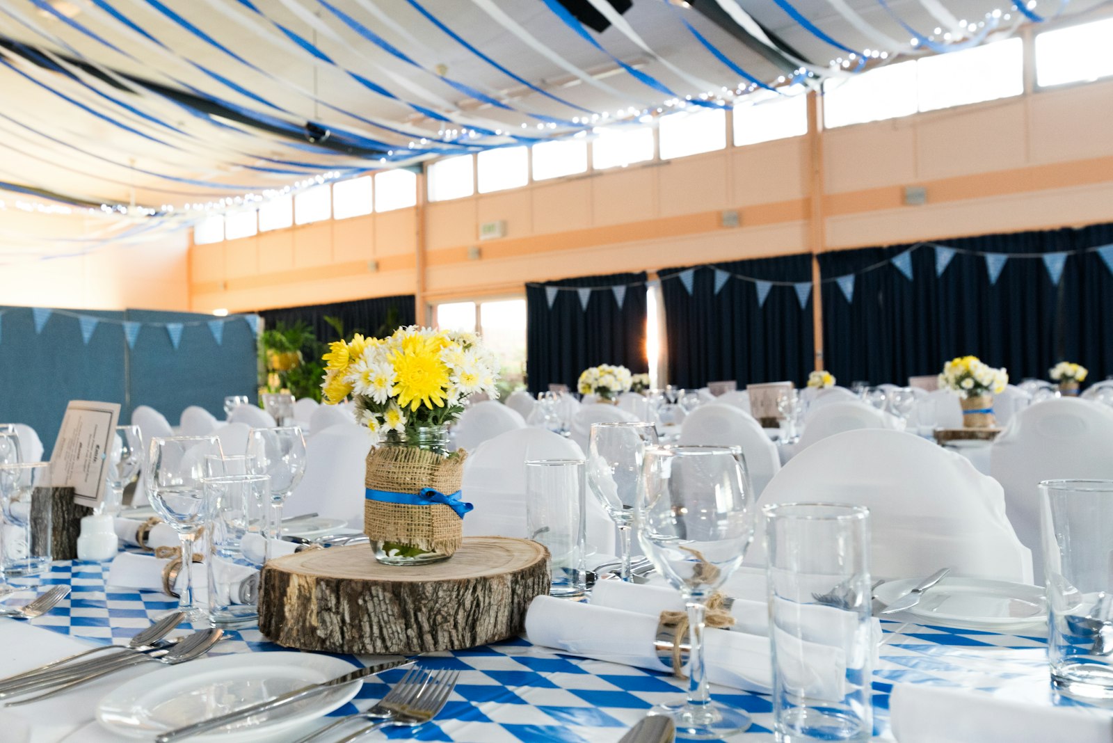 Salón de eventos con mesas y decoración