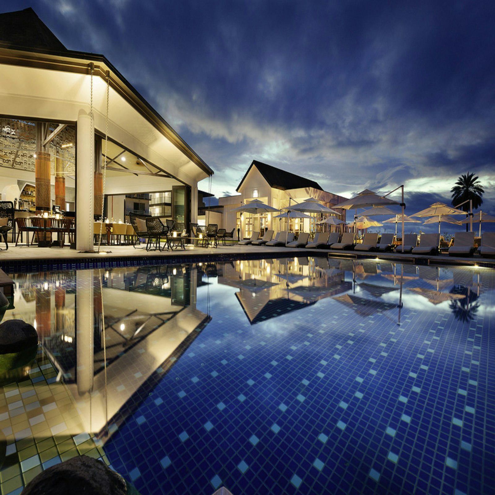 Pileta exterior de hotel con deck